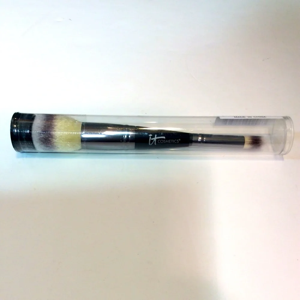 New it Cosmetics Brush, No. 7
